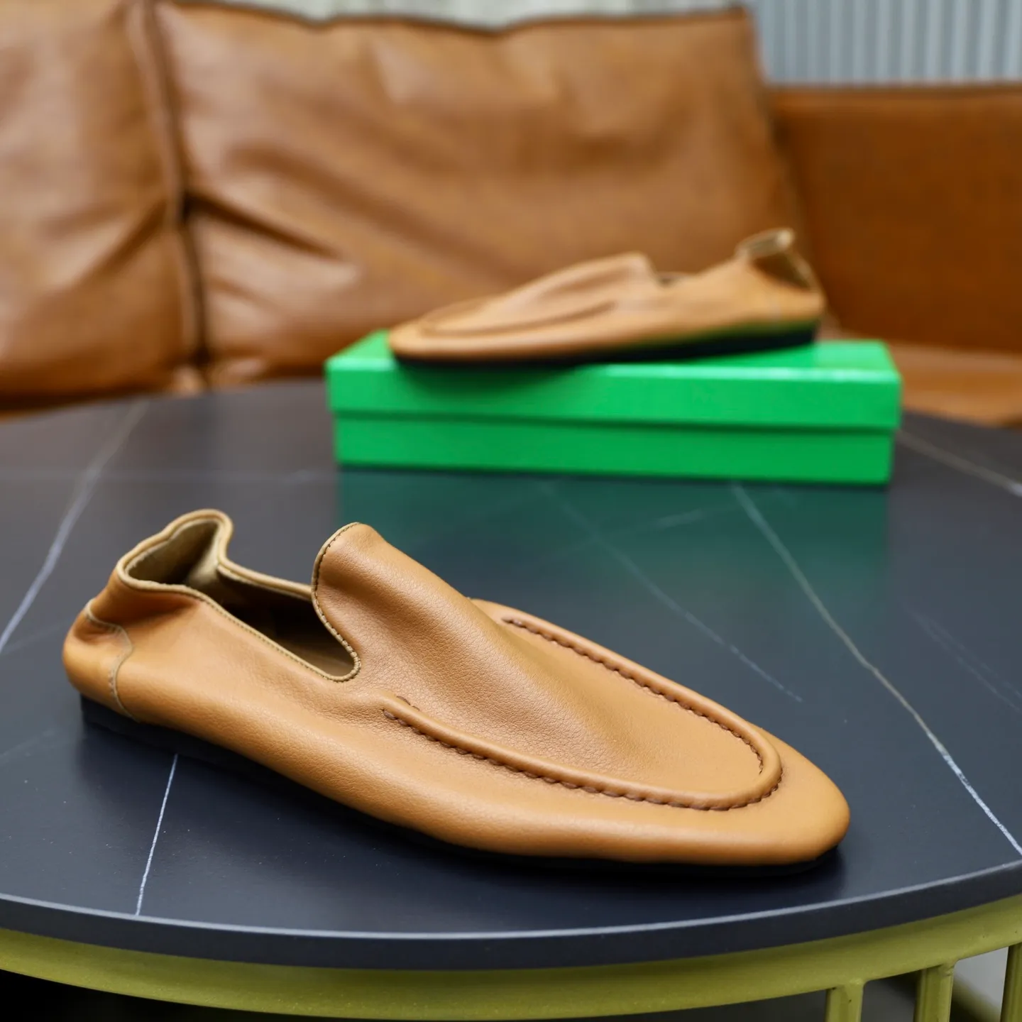 Ex-factory price: 462💰Calf lining【Bottega Veneta】BV classic men's wallet shoes. It is super convenient to carry when traveling. 👍It is made of imported soft calfskin, which is comfortable on the feet and has a luxurious cowhide lining inside. Original original rubber wear-resistant outsole. Matching code: 39-45